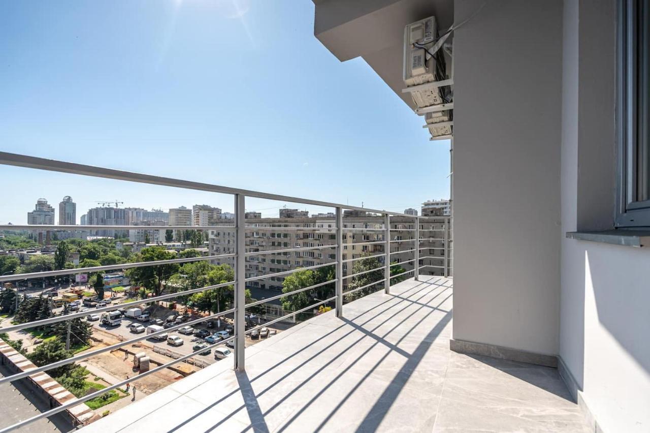 стильная с балконом на 5 фонтана Apartment Odesa