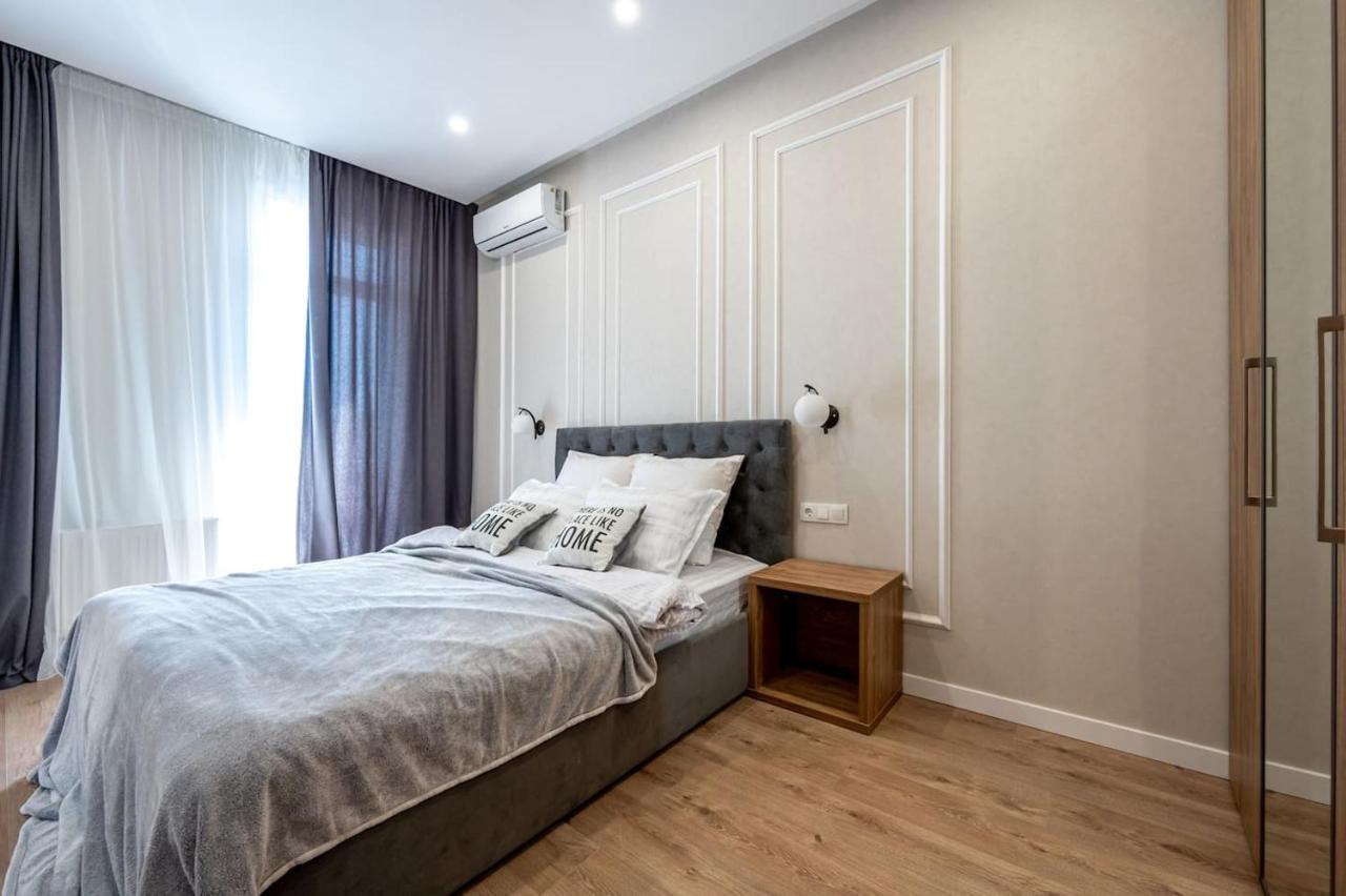 стильная с балконом на 5 фонтана Apartment