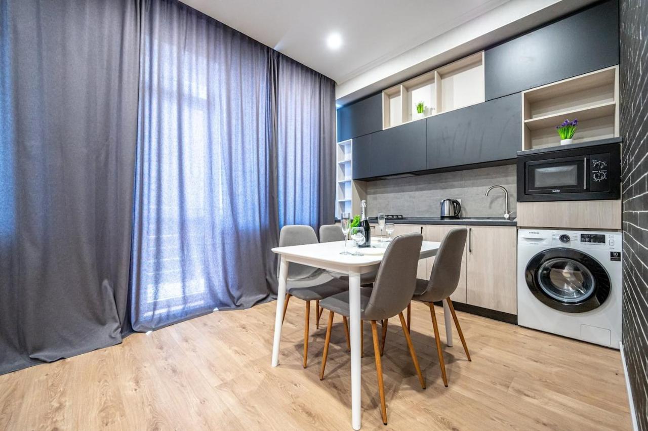 Apartment стильная с балконом на 5 фонтана