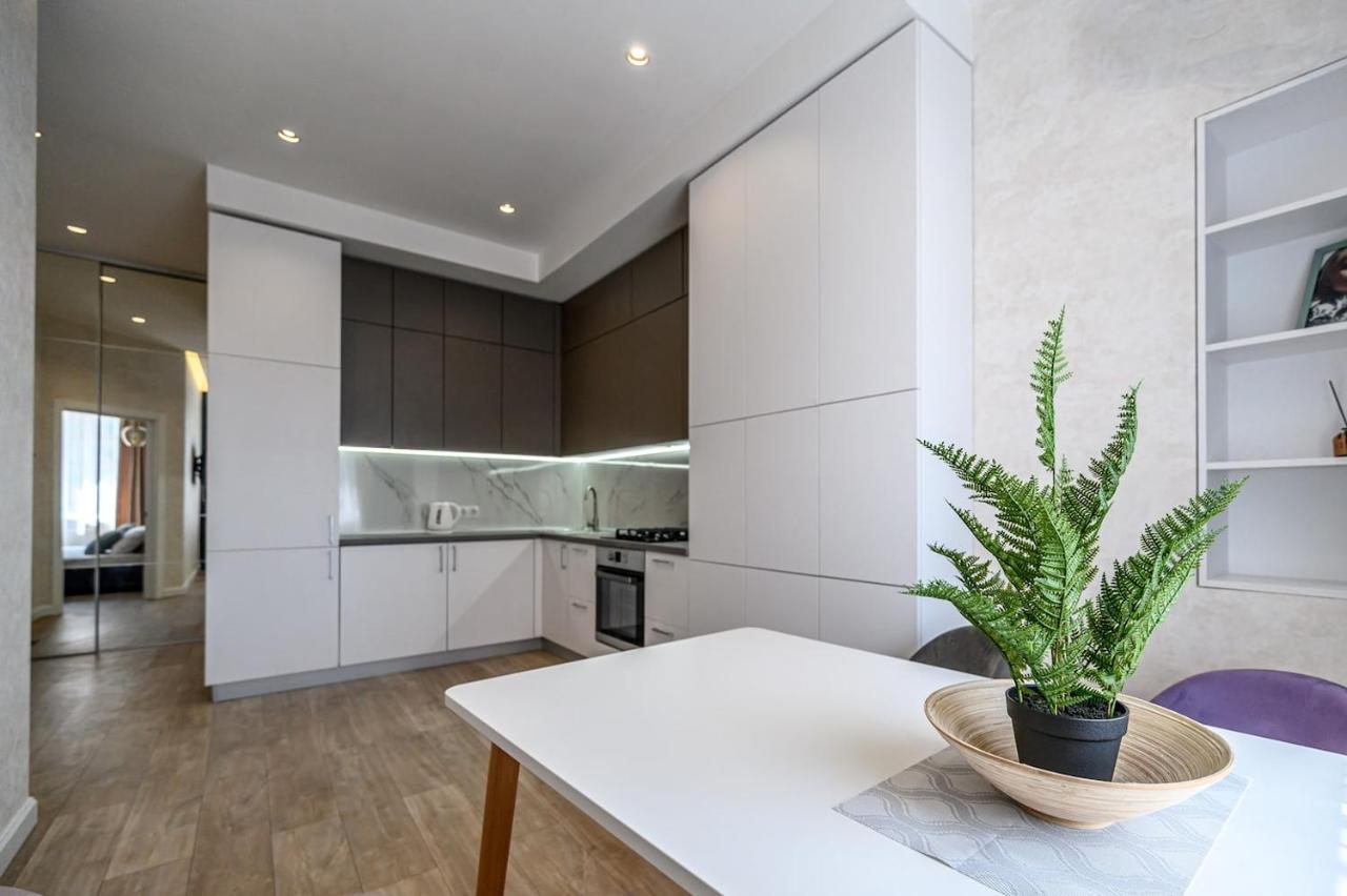 стильная с балконом на 5 фонтана Apartment Odesa