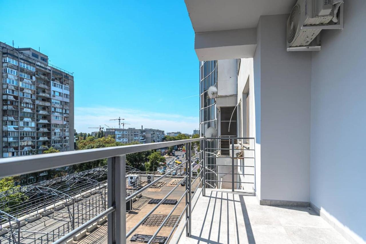 Apartment стильная с балконом на 5 фонтана