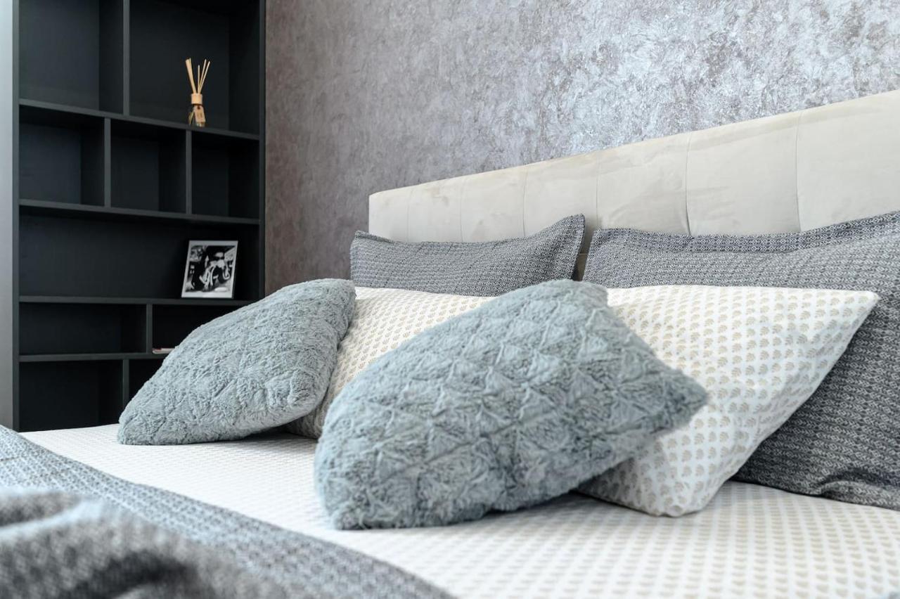 стильная с балконом на 5 фонтана Apartment Odesa